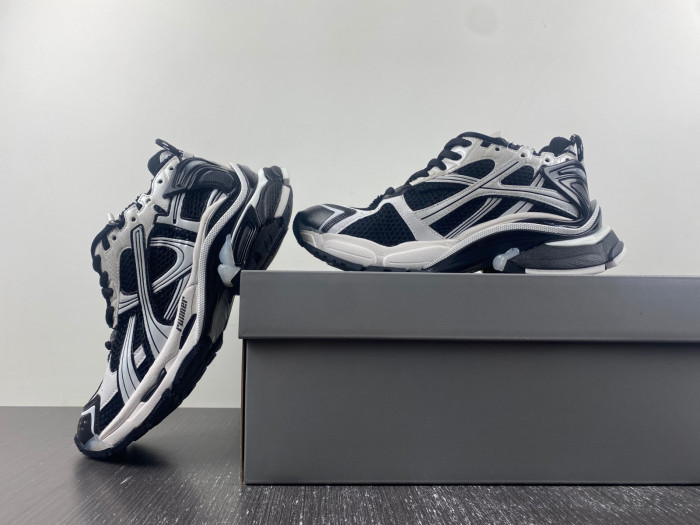 Ba*len*cia*ga runner sneaker