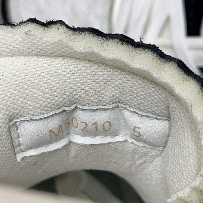 lv snekaers l000084