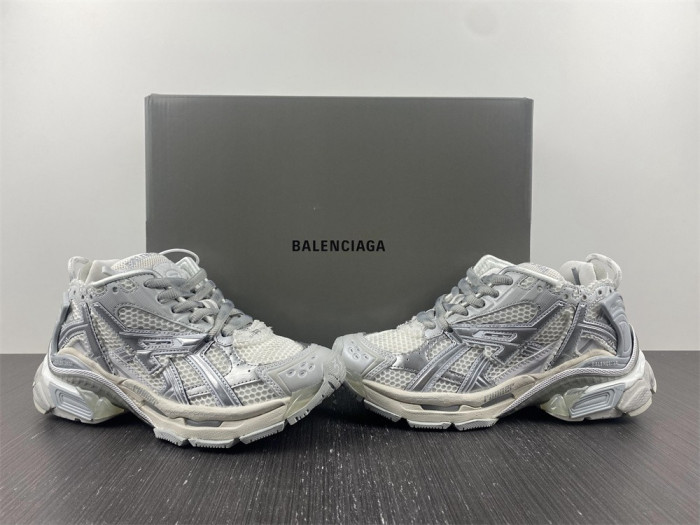 Ba1en*iaga runner 8000018