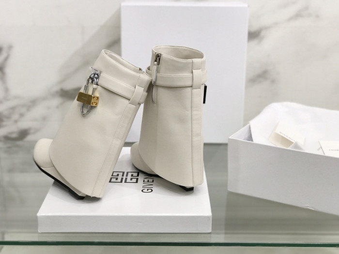 Givenchy Boots 660015