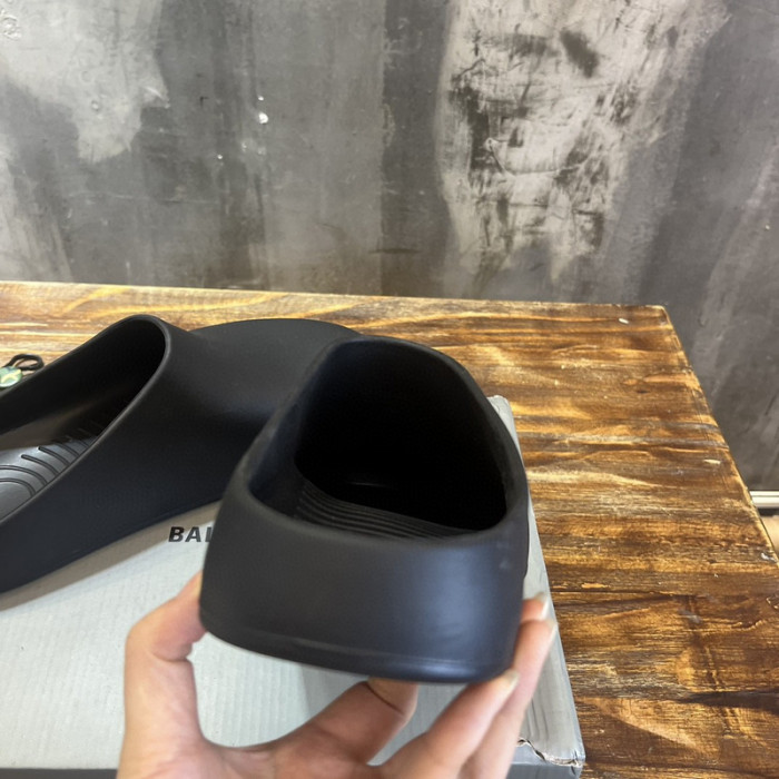 Balenciag* Sandal BS72