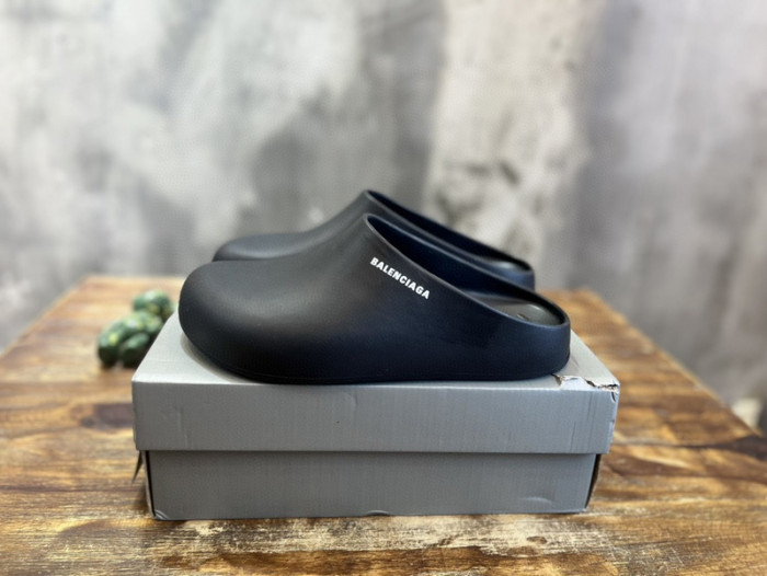 Balenciag* Sandal BS72