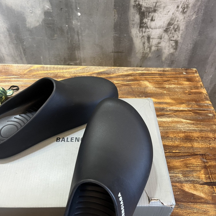 Balenciag* Sandal BS72