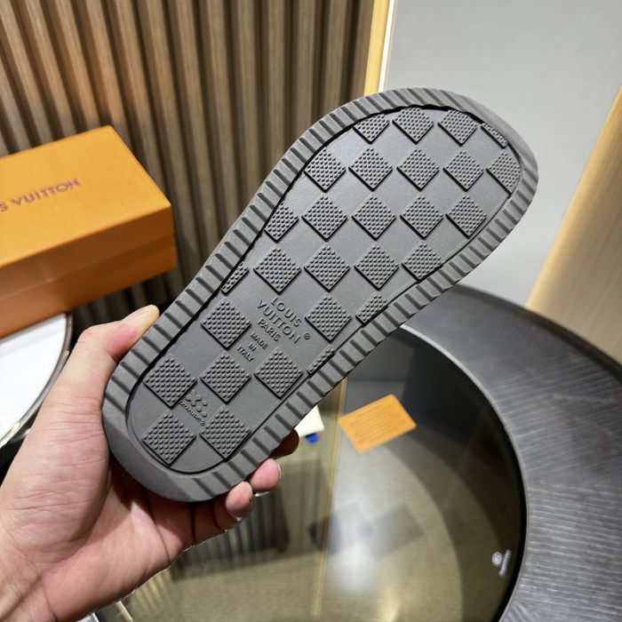 L&V sandal 222